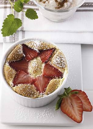 Erdbeer-Bananen-Clafoutis mit Zimtcreme