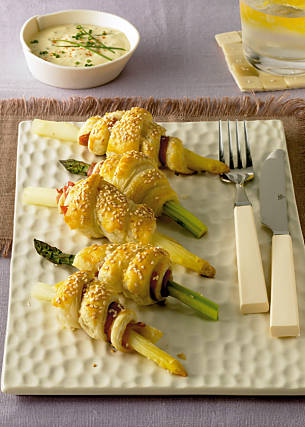 Spargel-Blätterteig-Röllchen mit Schnittlauch-Chili-Sauce