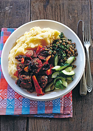 Auberginenragout mit Polenta und Linsensalat