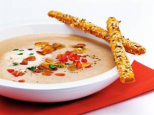 Kastanienschaumsuppe mit Bergkäse-Stangen