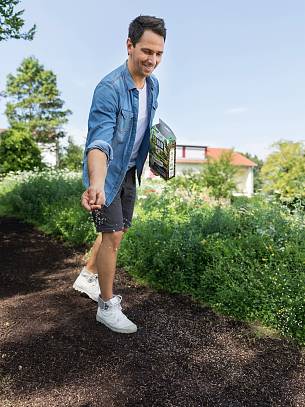 Rasensaat ausbringen