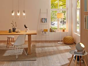 Verteilen Sie Tisch-, Wand- und Stehlampen wohldosiert in den Räumen, die eine indirekte Beleuchtung ermöglichen.