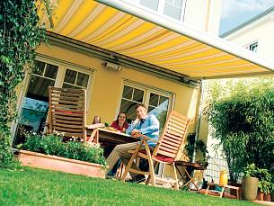 Markisen sind ein Sonnendach für Balkon oder Terrasse und halten gleichzeitig den angrenzenden Raum kühl.