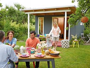 Ein Wohnzimmer im Grünen, das hübsch eingerichtet ist und wo Sie im Sommer auch mal Gäste unterbringen und bewirten können.