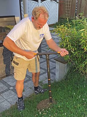 Der 110 cm lange QuickDrill ist insofern benutzerfreundlich, weil man ihn in aufrechter Körperhaltung benutzen kann.