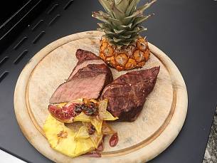 Steaks mit exotischen Früchten