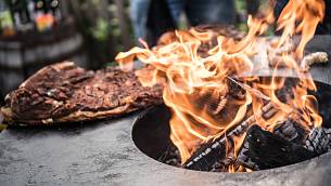 Hier ist der Rost kein Qualitätsmangel, sondern bewusstes Gestaltungselement. Die Maße setzen allerdings einen größeren Hof oder eine entsprechende Terrasse voraus