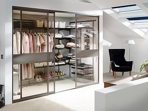 Eine Tiefe von 120 cm reicht aus, um hinter Schiebetüren Platz für Kleidung und begehbaren Raum zu schaffen.