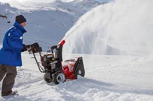 Die Schneefräsen HSF 61 P und HSF 71 B sind mit einem Elektrostarter und einem Schalldämpfer für einen leisen Betrieb ausgestattet.