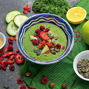 Green-Smoothie-Bowl mit Apfel, Gurke und Grünkohl