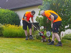 Der Begrenzungsdraht wird verlegt. Manchmal ist es jedoch sinnvoll, ein Hindernis nicht einzugrenzen. Der Roboter sucht sich dann seinen Weg über die Anstoßsensoren und navigiert in engen Passagen auch noch gut.