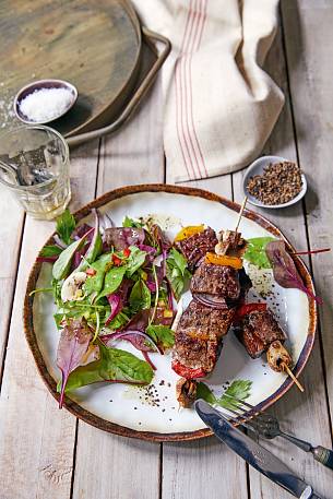 Rindfleischspieße mit buntem Gartensalat