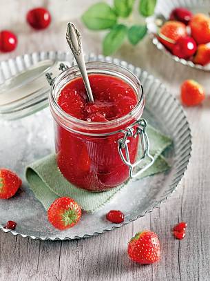 Erdbeer-Sauerkirsch-Fruchtaufstrich mit Amaretto