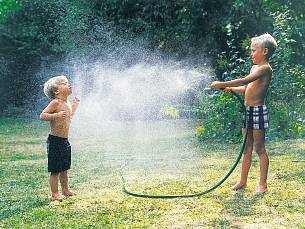 Spielspaß mit dem Gartenschlauch