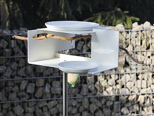 Stilvoll bedient: Vogeltränke VT-1 im Bauhausstil aus ­Porzellan, Aluminium und Edelstahl