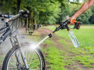 Der HydroShot ist eine echte Neuerung und kann sogar mit einer Wasserflasche betrieben werden.