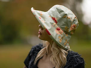 Der Regenhut „Sophie’s Rose Hat“ ist mit einer wasserdichten PU-Beschichtung versehen. www.thegardenshop.de