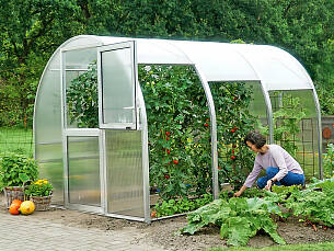 Praktisch: die stufenlos verschiebbaren Seitenscheiben im Rundbogengewächshaus „Arcus“ (von Hoklartherm)