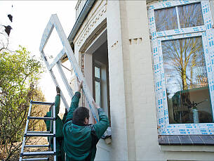 Profis bauen Fenster nach anerkannten Regeln ein und verankern sie fest im Mauerwerk.