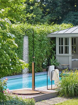 Mit einer stilvollen Gartendusche (Modell Fontenay von Garpa) wird der Garten zum Badezimmer.