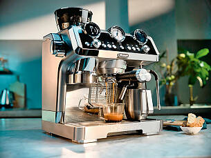 Wahlweise lassen sich Espresso, Kaffee und Americano (Extra-Heißwasserdüse zum Verlängern des Espresso) auf Knopfdruck zubereiten.