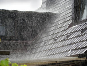 Nach starken Regengüssen oder einem Sturm sollten Sie ein Steildach unter die Lupe nehmen.