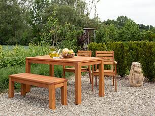 Gartenmöbel-Programm „Trevia“ aus europäischem, FSC-zertifiziertem Robinienholz, gefertigt in Polen.