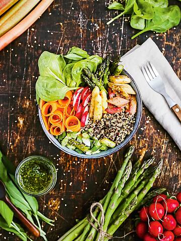 Vegetarische Frühlingsbowl mit Bärlauchpesto