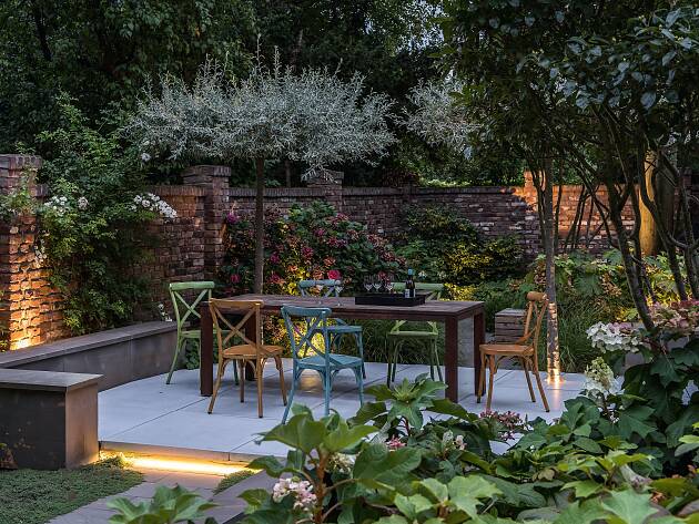 Gut geschützt und stimmungsvoll beleuchtet – so lässt sich der Abend im Garten genießen.