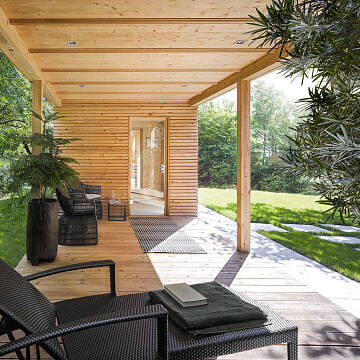 Eine Terrasse mit bequemen Liegestühlen und weichen Textilien, unmittelbar vor dem eigentlichen Saunaraum, lädt zum Entspannen ein. Wie hier bei der Außensauna „Talo“.