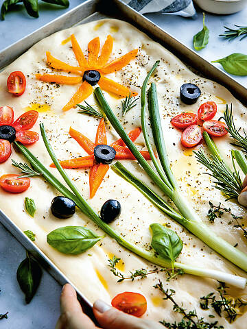 Die Focaccia schmeckt frisch aus dem Ofen, leicht abgekühlt, am besten.