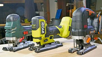 Stichsägenvielfalt: Rechts die neue Worx „Nitro“ (20 Volt-Akkusystem). Daneben die „RJS18BX“ von Ryobi (18 Volt One+-System) und die Metabo ganz links in Stabform. Der niedrigere Schwerpunkt sorgt für bessere Führung als bei Bügelgriffen. Viele Anwender bevorzugen dennoch den hohen Bügelgriff. Mehrstufiger Pendelhub, Beleuchtung, Sägeblatt-Schnellbefestigung sind Standard. Die Metabo- und Ryobi-Maschinen haben eine automatische Geschwindigkeitsanpassung ans jeweilige Material.