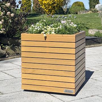Pflanzgefäße für Balkon und Garten Hergestellt aus massivem Eukalyptusholz präsentiert sich der „PALO Natural Wood 35 low“ von Lechuza in hochwertigem Design.