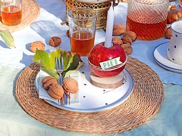 Die hübschen Apfel-Platzkartenhalter komplettieren die herbstliche Kaffeetafel.