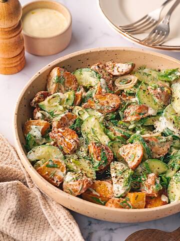 Kartoffelsalat mit Joghurt-Dressing Kleine, gebackene Kartoffeln, Salatgurke und Dressing – das passt perfekt zum Sommer!