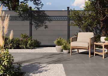 Osmo bietet Gartenbesitzern mit über 20 verschiedenen Sichtblendensystemen einen außerordentlichen Gestaltungsspielraum. Eine zusätzliche Design-Komponente bringen die neuen Dekor- und Lichtprofile ins Spiel, hier zu sehen Sichtschutz Multi-Fence Elegance B in Hellgrau mit dem Dekorprofil „Kreise“.