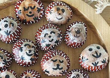 Mit ein paar Strichen für Stacheln, Augen, Mund, Nase und Füße werden aus Kastanien niedliche kleine Igel.