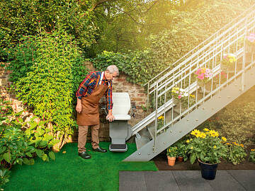 Unabhängigkeit bewahren: Mit dem Außenlift lässt sich eigenständig die Zeit im Garten genießen.