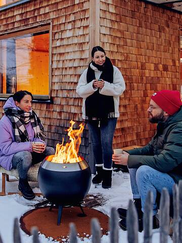 Ein rauchfreies Flammenspiel kann man mit dem formschönen „Moon“-Feuerkorb genießen (www.hofats.com).