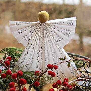 Der zarte, selbstgemachte Engel macht sich auch als Tischdeko mit Zweigen gut.