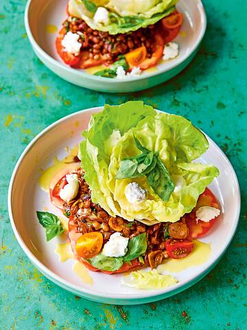 Linsen in Kombination mit Tomaten und weiteren Zutaten ergeben einen köstlichen Salat.