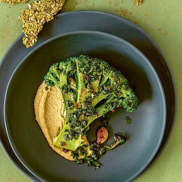 Das Brokkoli-Steak schmeckt, inklusive Strunk gebraten, einfach köstlich.