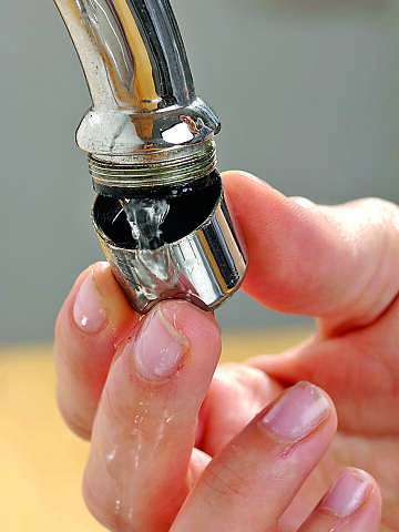 Den Stahlregler (oder Perlator) müssen Sie vom Hahn abschrauben.