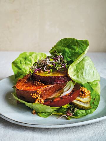 Süßkartoffel-Burger im Salatblatt