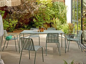 Die Metallmöbel der Serie „Gaby“ wirken modern und filigran und passen auch auf kleinere Terrassen (www.tikamoon.de).
