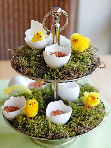Hübscher Blickfang: die schön arrangierte Frühlings-Etagere mit Moos und Kresse-Eiern