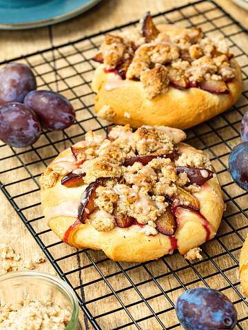 Portionsgerecht für Leckermäulchen gebacken: Die Taler schmecken auch mit anderem Steinobst.