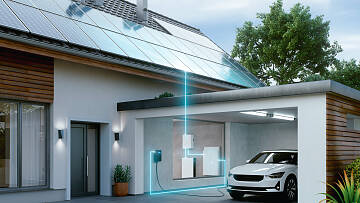 Der erzeugte Solarstrom fließt ins Hausnetz und kann dort genutzt werden, wo er gerade gebraucht wird, an Haushaltsgeräten, für die Wärmepumpe oder eben das Elektroauto.