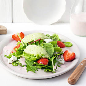 Grüner Salat mit Avocadocreme, Erdbeeren und Ziegenkäse