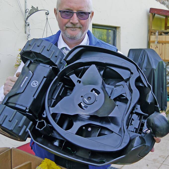 Die Installation erledigte der Service-Techniker von Elektronic Partner. Gut zu erkennen: das große Messer und links darunter die Messer-Höhenverstellung.